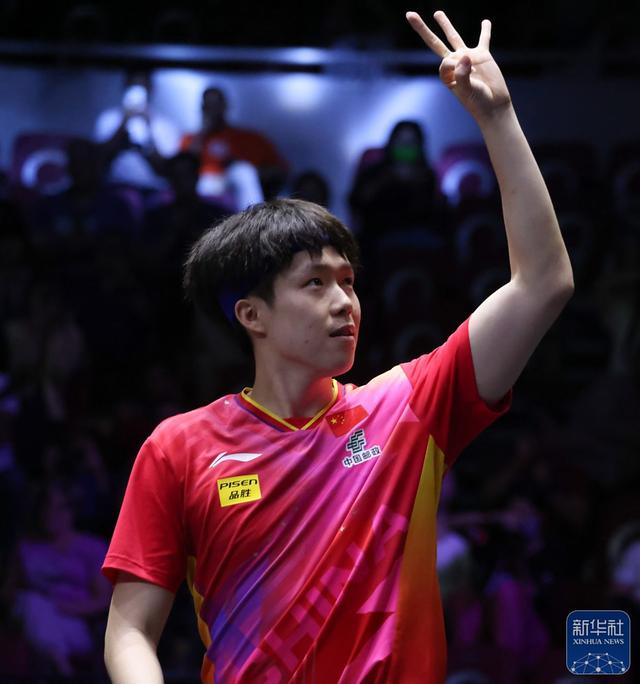 羽毛球选手临危不乱，夺冠成功