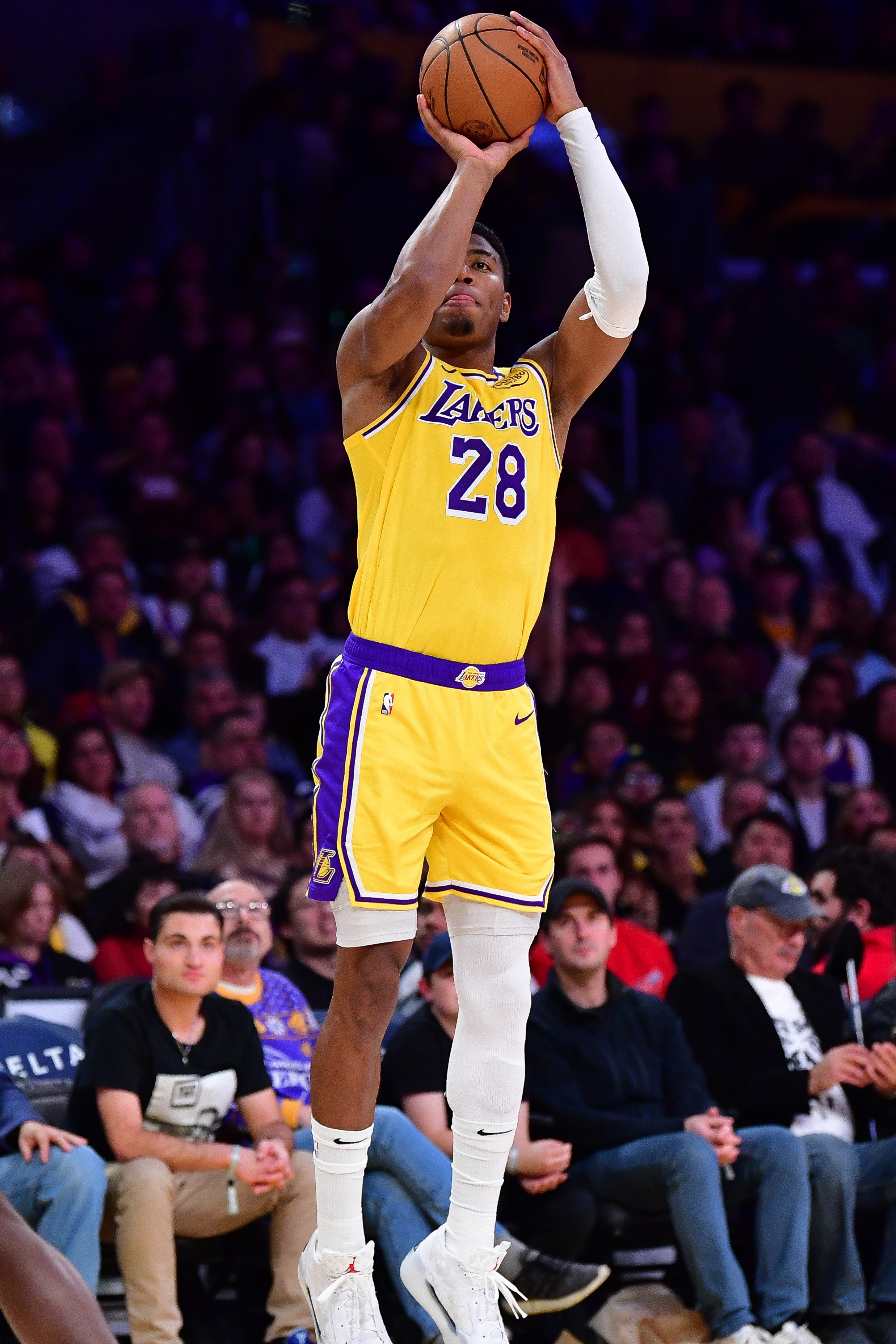 爱游戏官网-湖人主场告负,西部前八