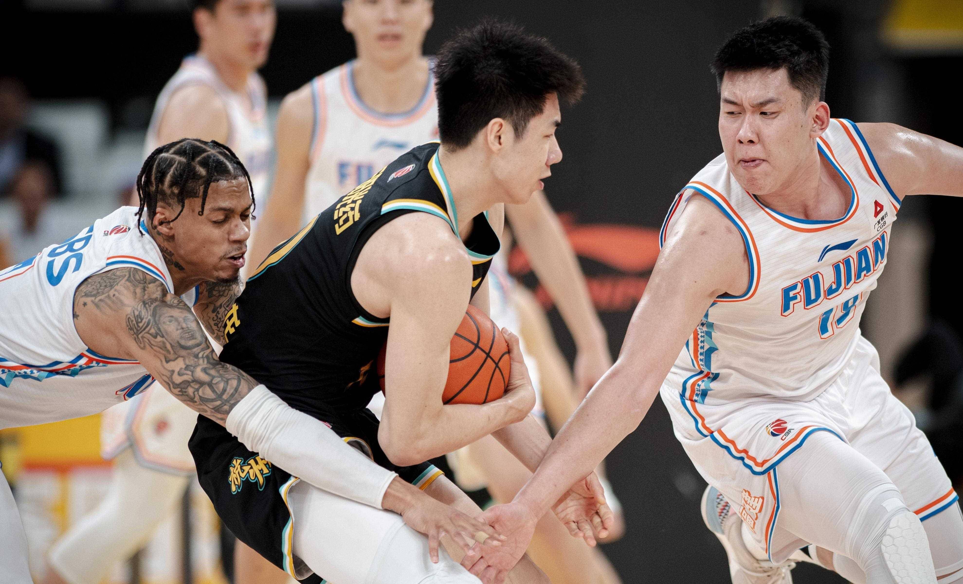 辽宁队鏖战广东队，詹姆斯状态火热